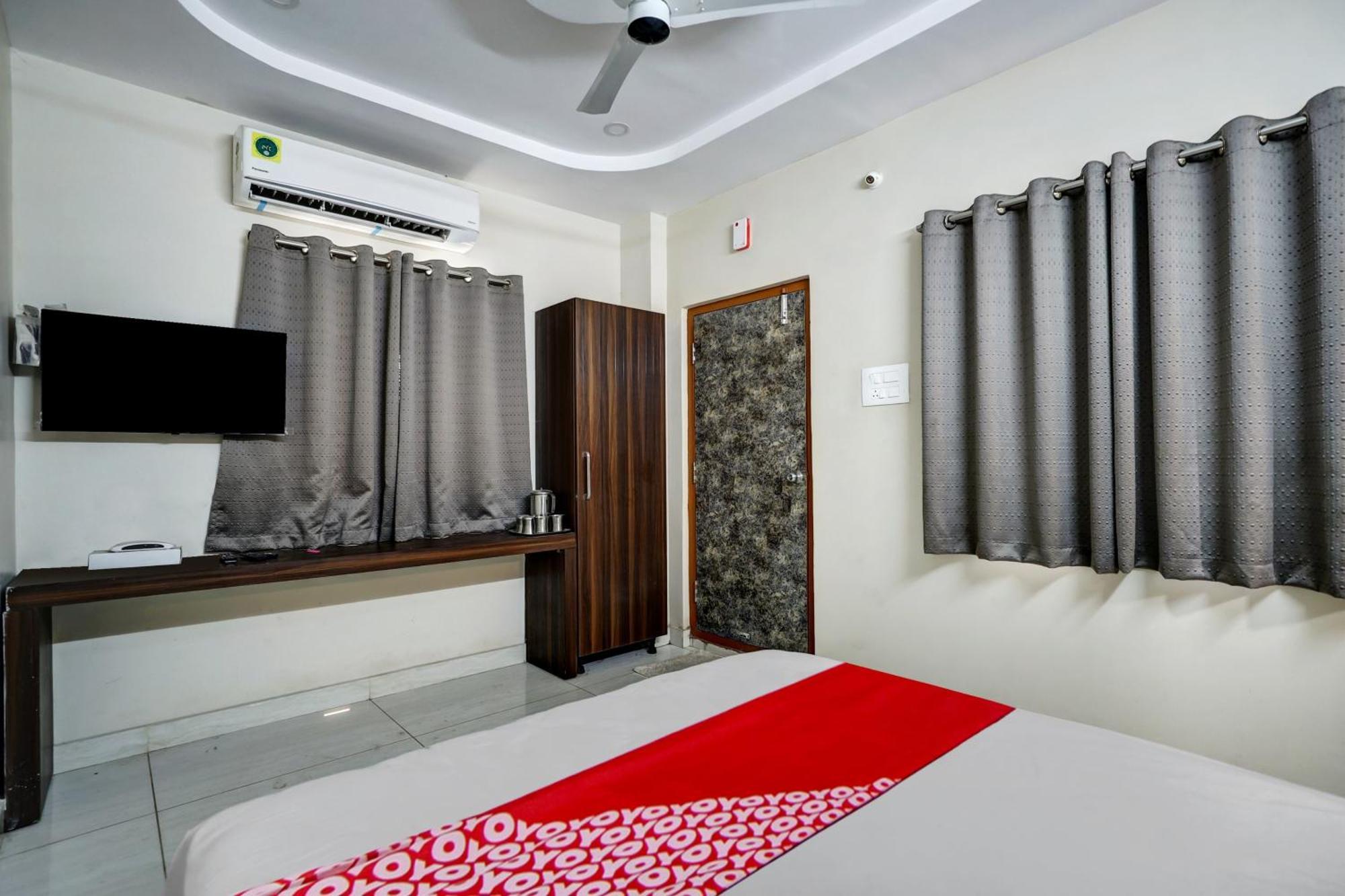 Hotel O Vara Residency Rajahmundry Bagian luar foto