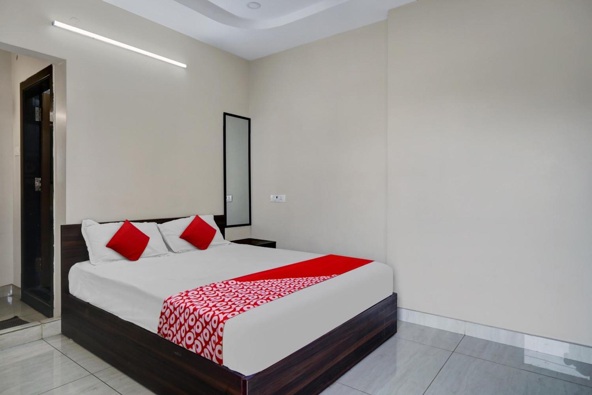 Hotel O Vara Residency Rajahmundry Bagian luar foto