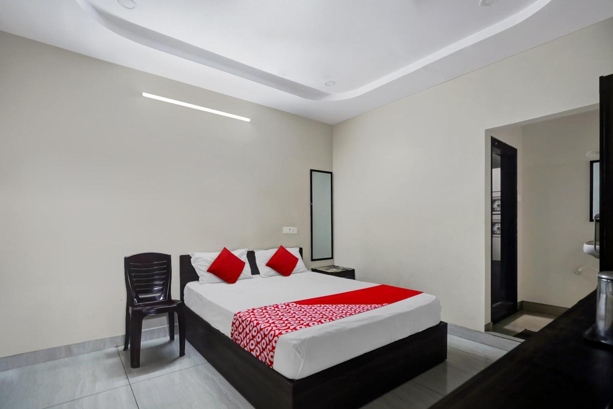 Hotel O Vara Residency Rajahmundry Bagian luar foto