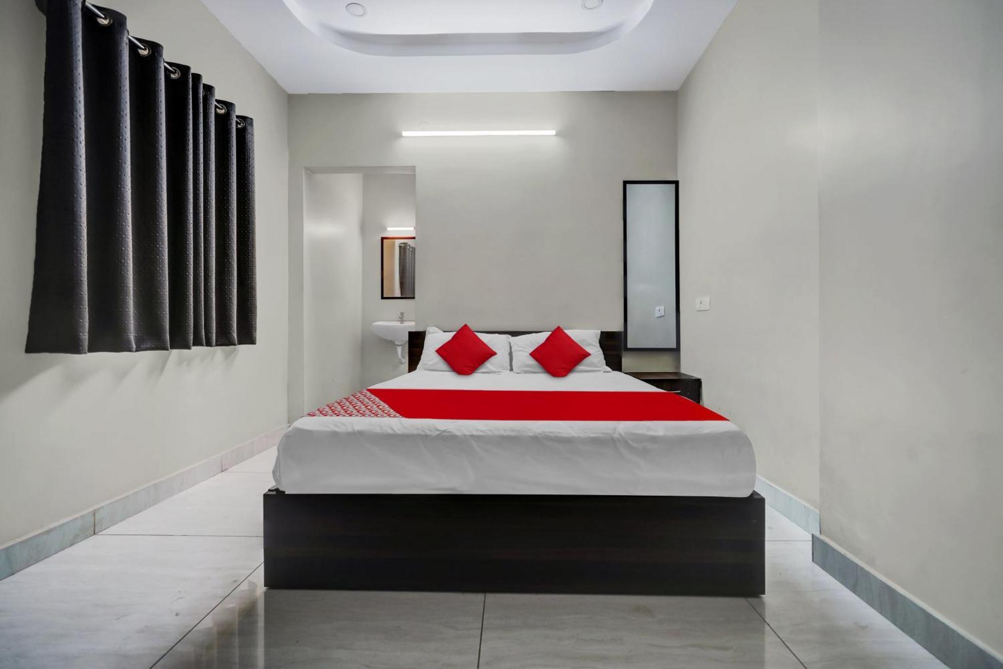 Hotel O Vara Residency Rajahmundry Bagian luar foto