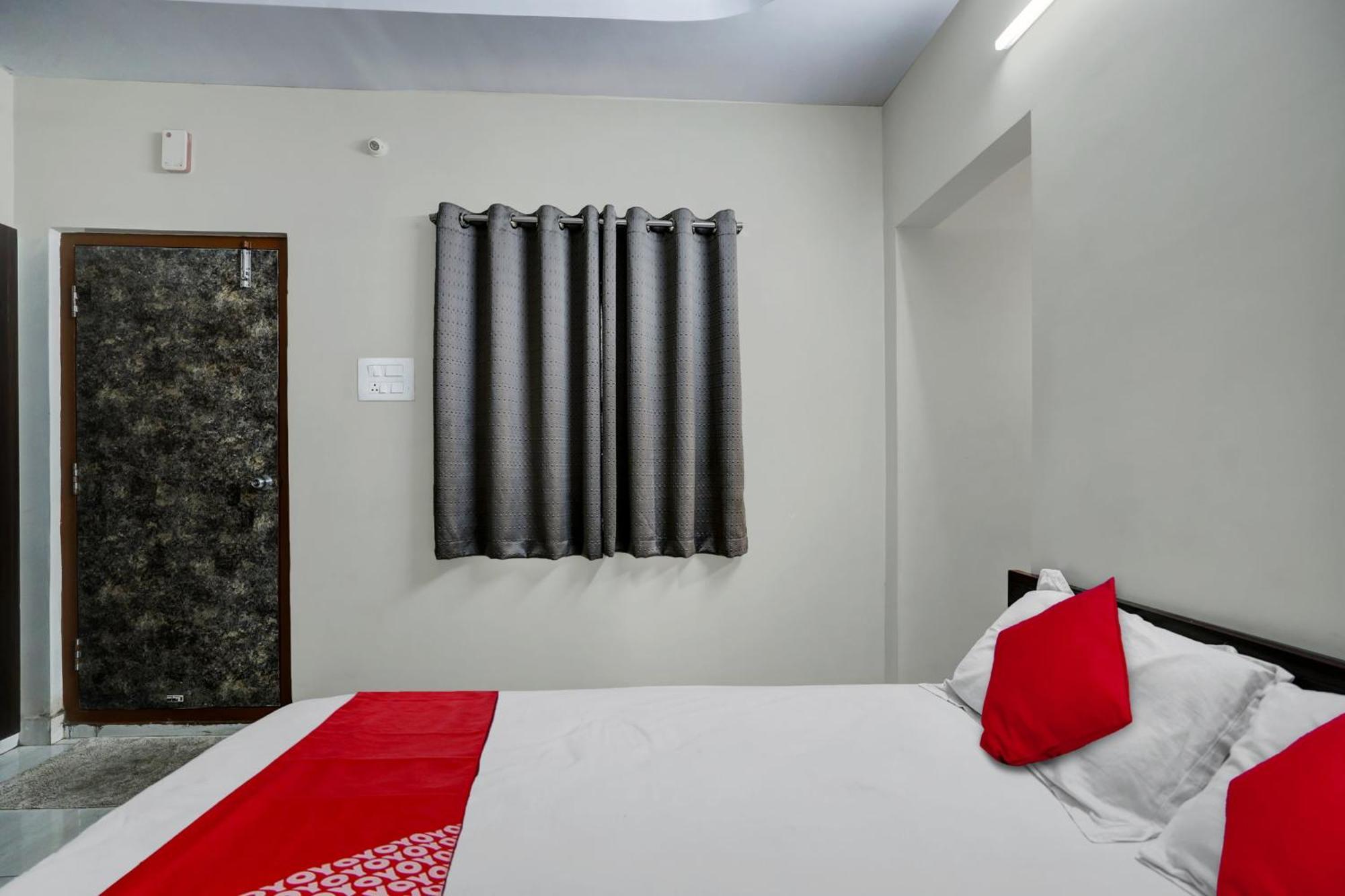 Hotel O Vara Residency Rajahmundry Bagian luar foto