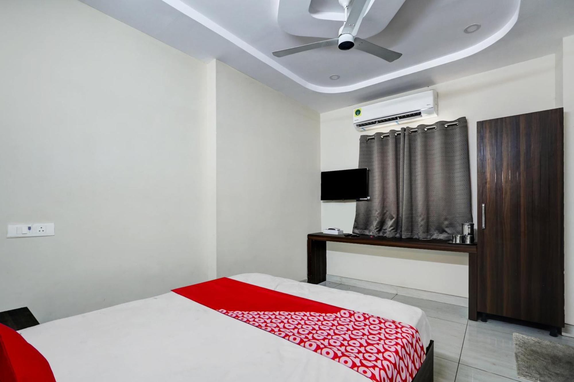 Hotel O Vara Residency Rajahmundry Bagian luar foto