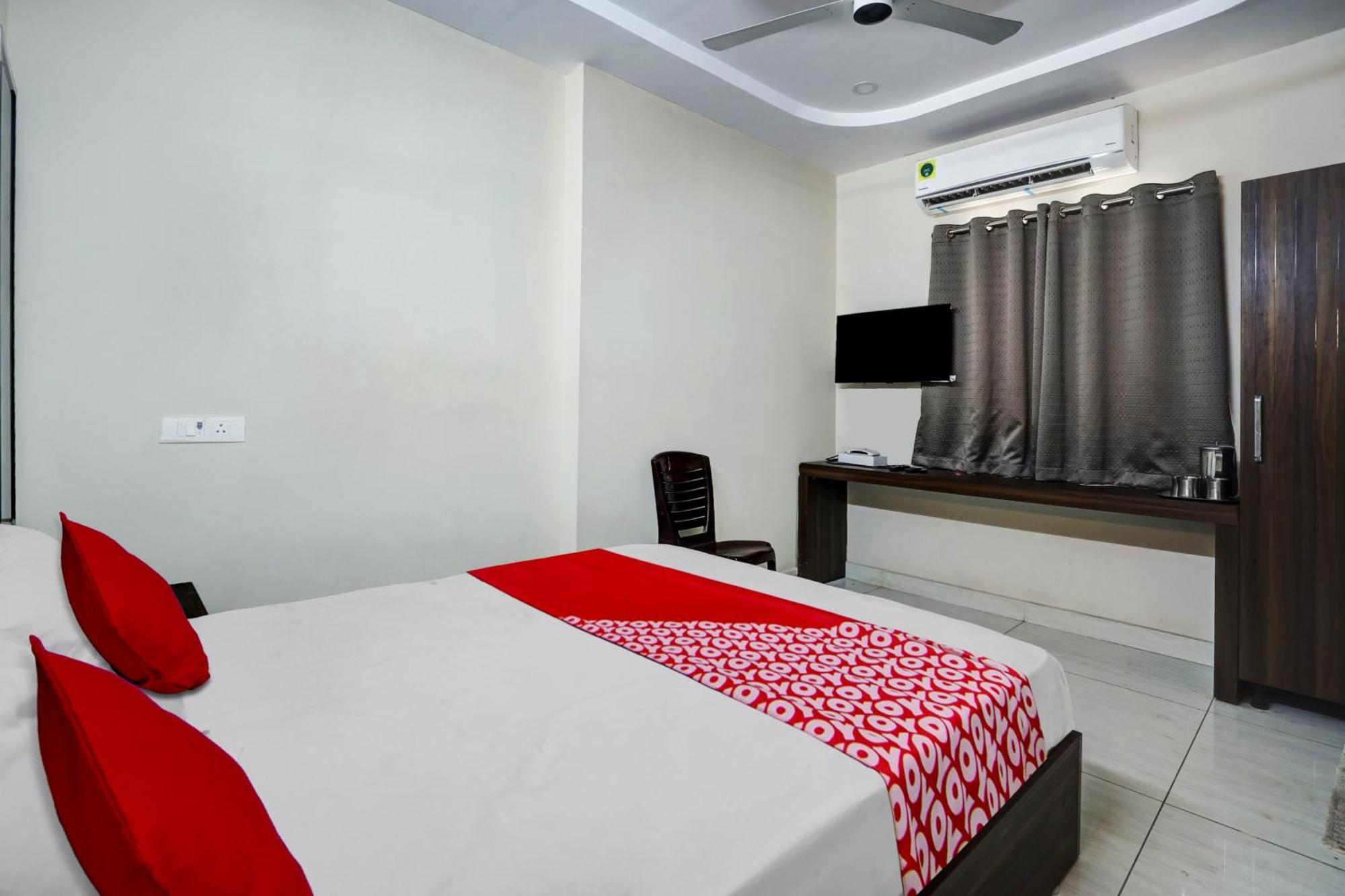 Hotel O Vara Residency Rajahmundry Bagian luar foto