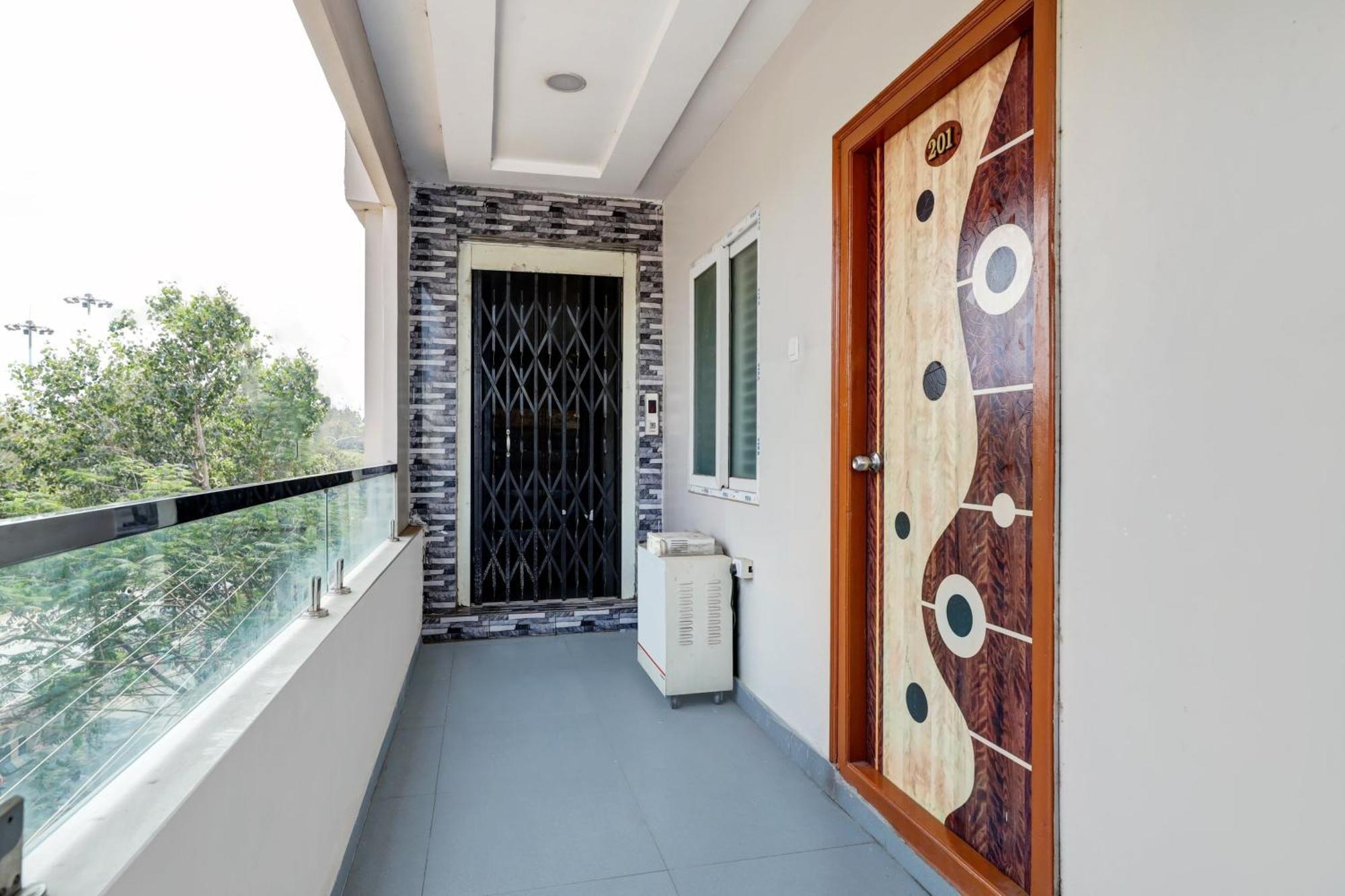 Hotel O Vara Residency Rajahmundry Bagian luar foto